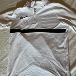 Vit långärmad tröja från Nike - Säljer en vit långärmad tröja från Nike. Riktigt snygg och skön när man spelar fotboll t.ex fint skick 