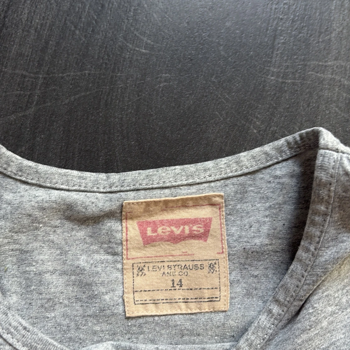 Grå t-shirt från Levi's - 2