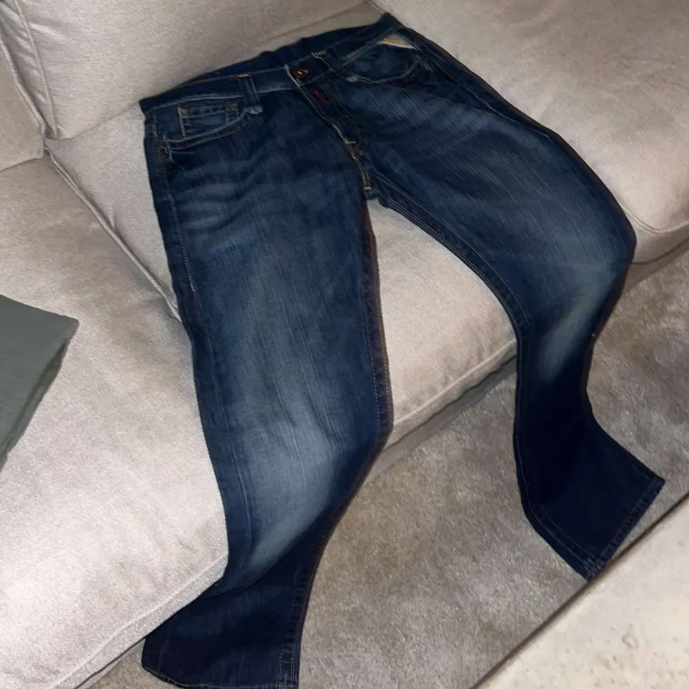 Mörkblåa replay jeans i waist 30 length 32.. Farkut & Housut.