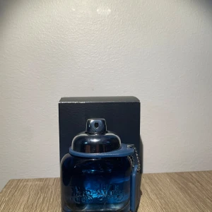Coach Blue - Säljer en elegant Coach Blue. Perfekt för den som söker en fräsch och modern doft. Ungefär 37/40ml kvar.
