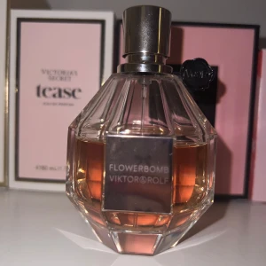 Flowerbomb Eau de Parfum från Viktor & Rolf - En ikonisk parfym i en lyxig, multifasetterad glasflaska med rosatonad vätska. Flowerbomb har en feminin och blommig doft, och flaskan har en metallisk silverfärgad spraykork samt en svart detalj med logotypen på sidan. Tyvärr kommer den inte till användning längre så därför säljer jag den💝Köpt för 1400.