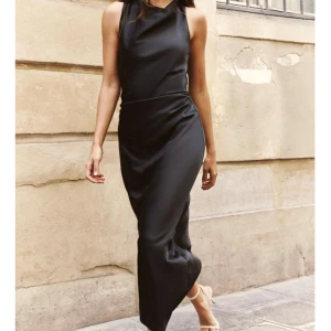 Svart långklänning - Svart silkesklänning som jag använt en gång och därför i väldigt gott skick. Köptes fr Zaras hemsida för ett halvår sen och finns ej kvar.