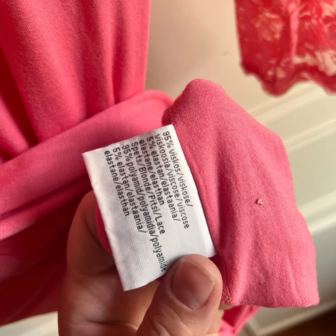 Rosa klänning med spetsdetaljer från JSFN - 4