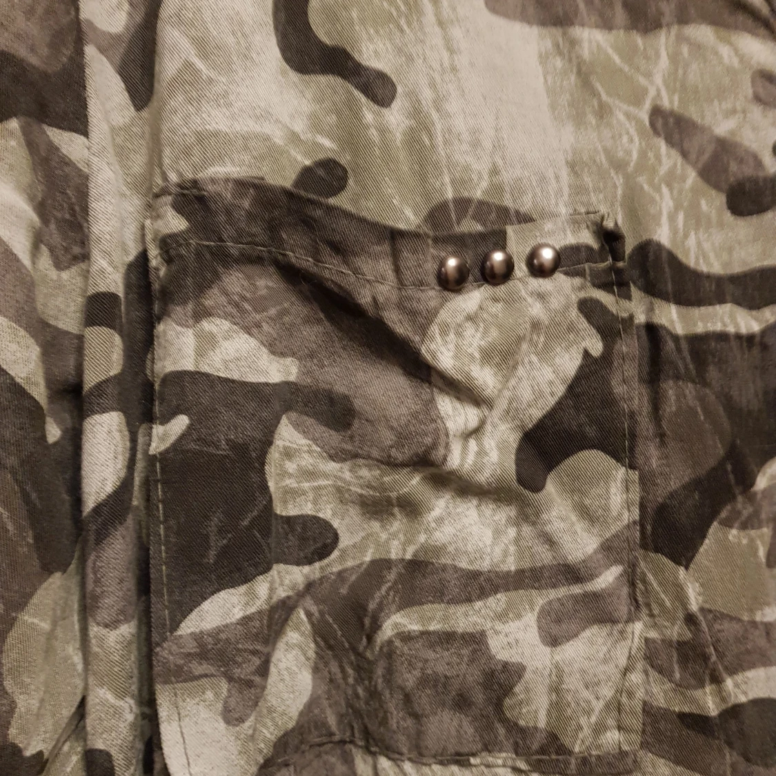 Grön kamouflagemönstrad skjortklänning strl M - 4