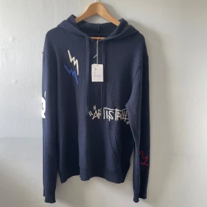 Kashmir hoodie från Zadig Voltaire - Säljer en Zadig Voltaire kashmir hoodie i grymt skick, inga defekter och tags kommer med. Kom privat om du har frågor! 