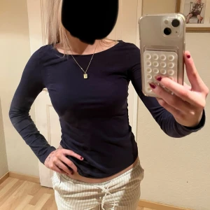 Mörkblå långärmad topp - Långärmad topp, ifrån zalando från början. Köptes med en lika dan vit som jag säljer inne på min plick men den vita är mer urringad. Iallafall en fin basic tröja! Priset går att diskuteras ❤️ byxorna säljs även inne på min plick