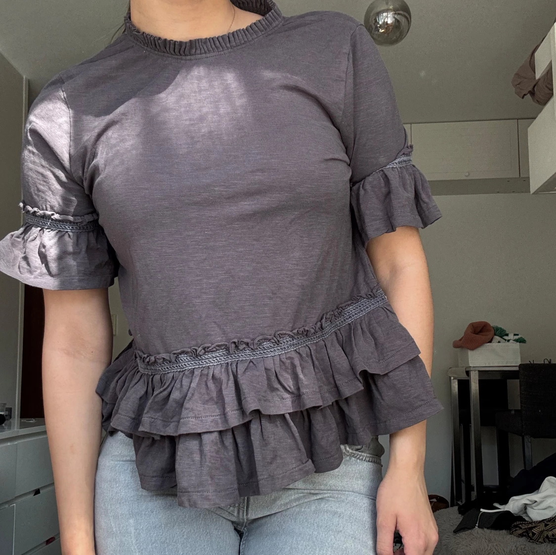 Grå volangtopp från Odd Molly