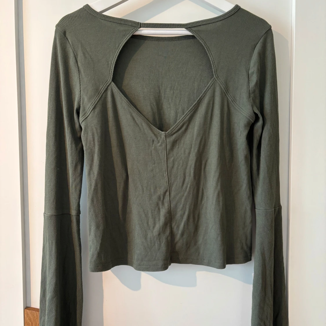 Olivgrön ribbad topp  - 1