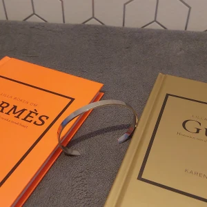 Silver Armband  - Säljer ett stilrent armband i silverfärg. Helt ny