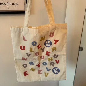Vit tygkasse  - Säljer en inspirerad tote bag av Harry Styles från hans tour. Fint skick och använt fåtal gånger 😊