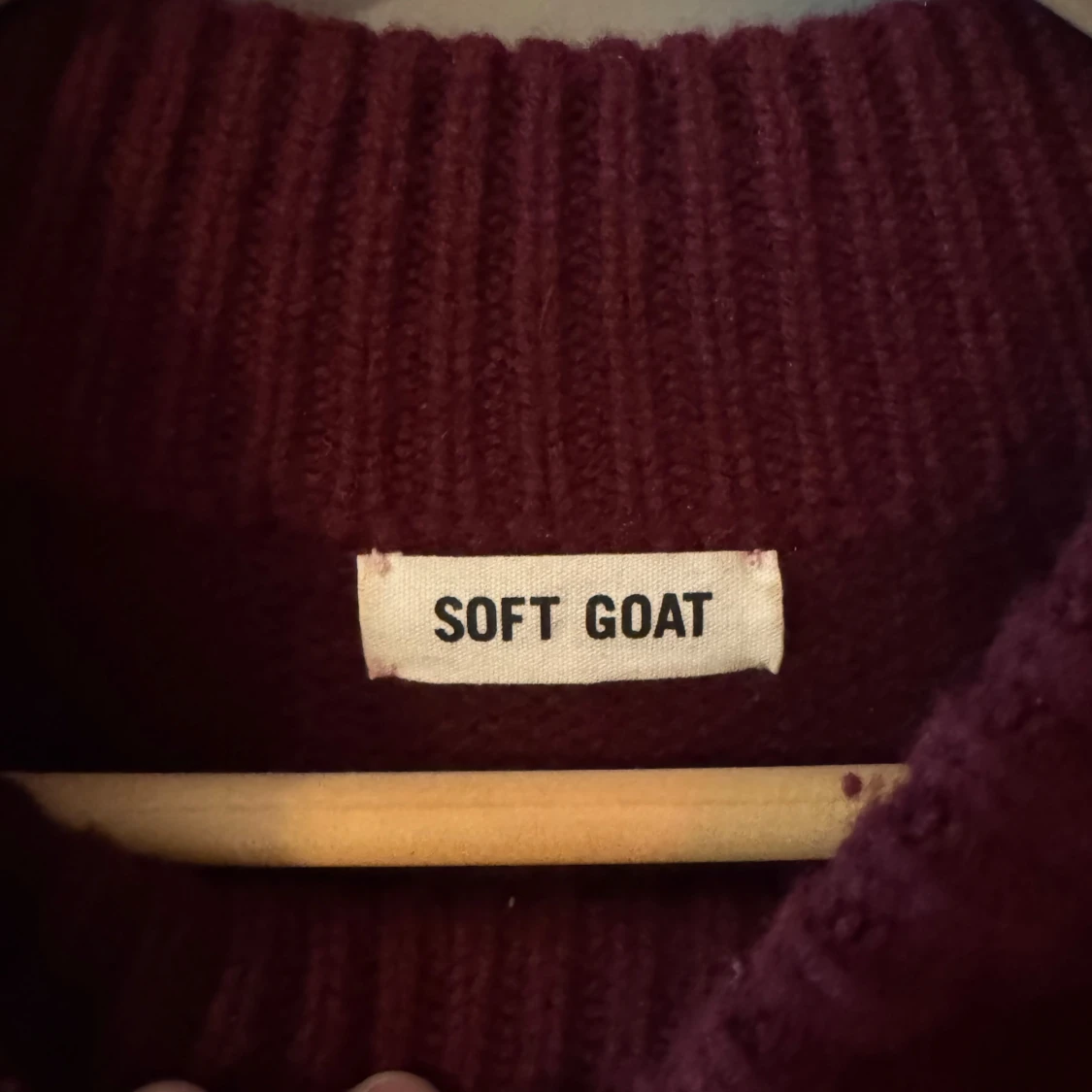 Vinröd stickad tröja från Soft Goat - 3