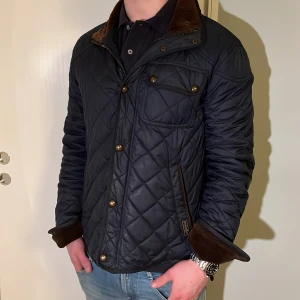 Ralph Lauren jacka - 💸Pris kan diskuteras! | Ralph Lauren jacka | Bra skick | Storlek M | Modellen är ca 178cm lång | Hör av dig vid minsta fråga eller fundering!! Obs liten defekt se sista bild. Du får me sprillans ny dragtjeda som du endast behöver sätta på.  💸 Varför detta pris? (Nypris ca5500kr) Satt med hänsyn till nypriset och att dragkedjan behöver bytas. Det är ett riktigt bra pris för en jacka av denna kvalitet och ett eftertraktat märke. 
