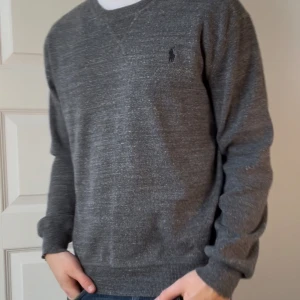 Ralph Lauren sweatshirt - 9/10 skick || lite tjockare i materialet || Modellen är 180 cm och 72 kg || Kom med frågor! 