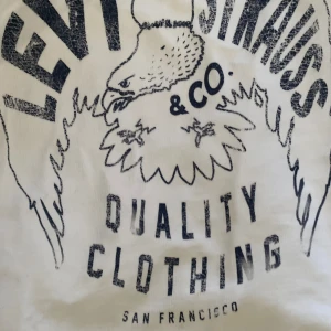 Beige Levi’s tröja - Säljer denna snygga Levi’s tröja då den har blivit för liten på mig. Använd en del men har inga större defekter. Perfekt nu till våren.