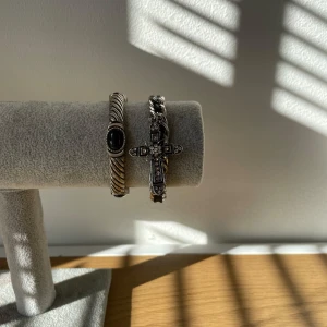 Armband 2pack - Vänster är okänt märke (köpt runt 00) & höger shein.  Fler armbands bundles finns på profilen! Alla smycken är köpt av min mamma på 80-2010 talet 😊