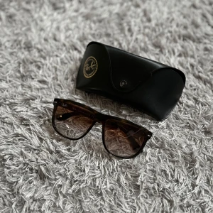 Ray-Ban Boyfriends - Säljer ett par fräscha RB brillor! | Mycket fint skick finns något litet tecken på användning mesta dels damm som syns på bilderna! | Kommer med fodral! | Ställ gärna frågor innan du köper!