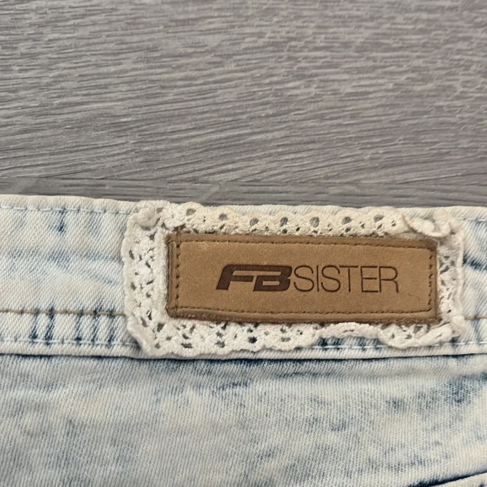 Jätte söta low waist shorts. Är i storlek xs men passar även mig som är s💕💕💕. Shortsit.