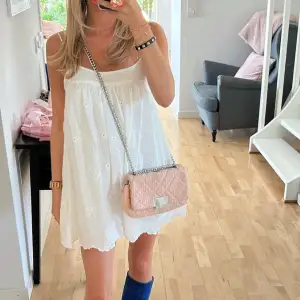Superfin klänning med inbyggda shorts! Perfekt till student!