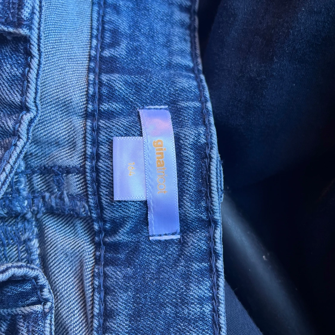 Blå jeans med broderade bakfickor - 4