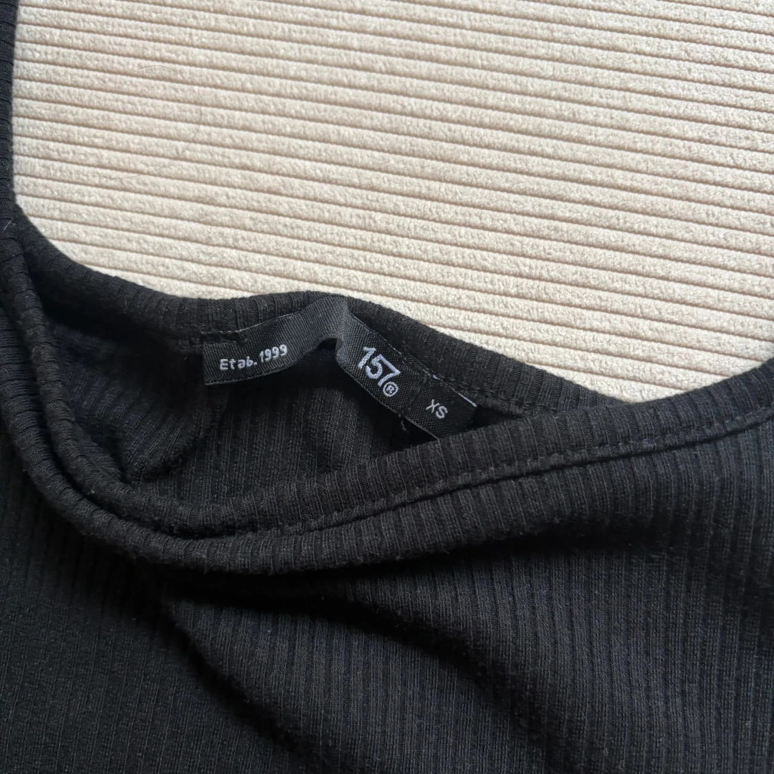 Svart ribbad klänning - 2