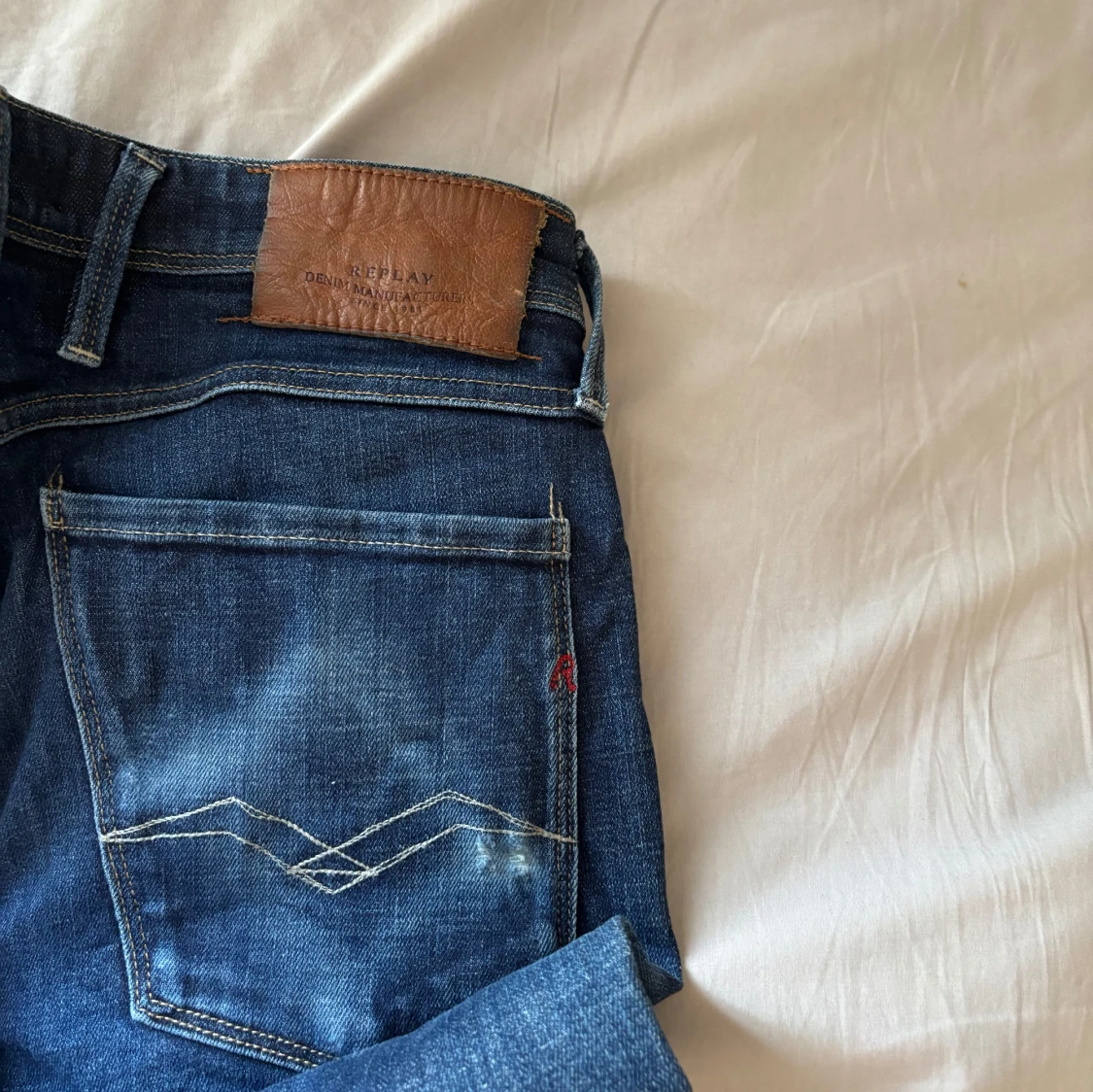 Mörkblå jeansbyxor från Replay - 2