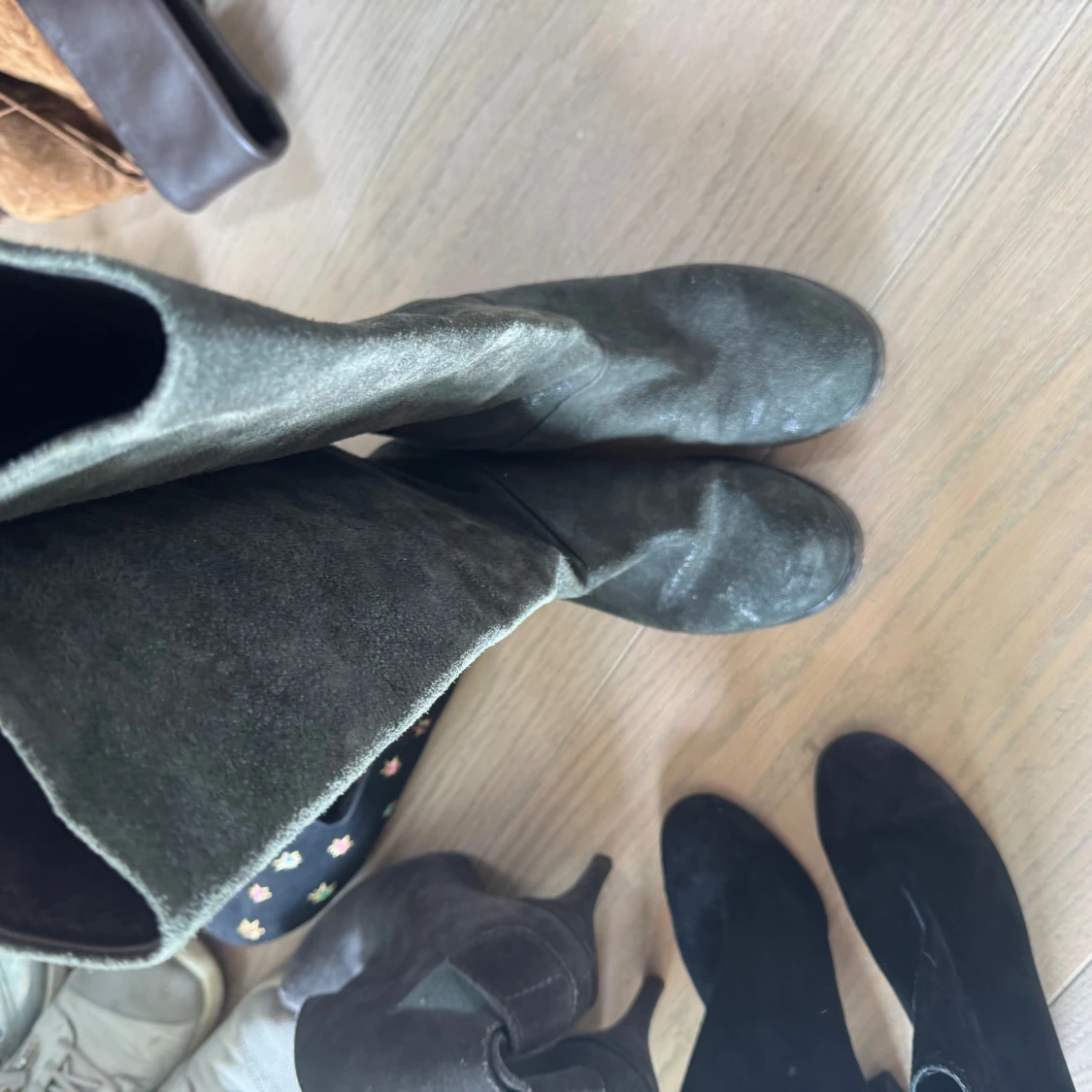 Mörkgröna höga stövlar i mocka