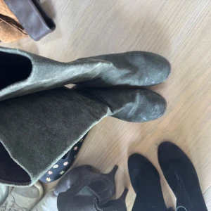 Mörkgröna höga stövlar i mocka - Dom ska vara slitiga och va så när dom köptes💗