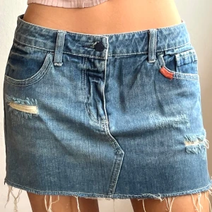 Jeanskjol  - Midjemått: 39cm 💖läs min bio innan ni skriver 