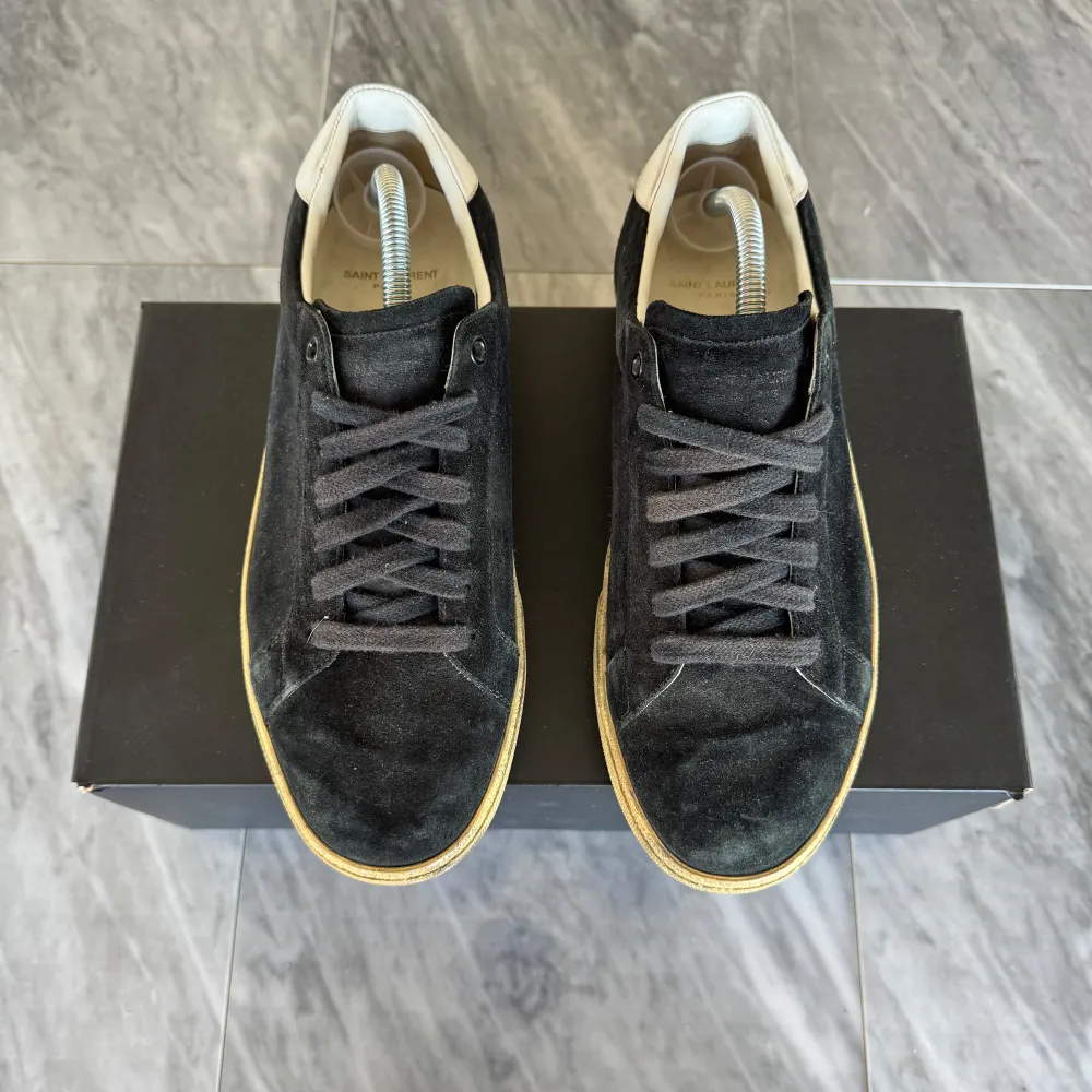 Saint Laurent skor - Skick: Fint skick - Nypris: 6000kr - Ingår: Saint Laurent dustbag - Hör av dig vid minsta fråga☺️. Kengät.