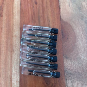 Set med parfymprover från essnce - Säljer ett set med sju parfymprover från essnce  Clean vibes  Boosy peach  Very cherry  Keep it fruity  Toxique Sassy classy  Hotter mimosa 