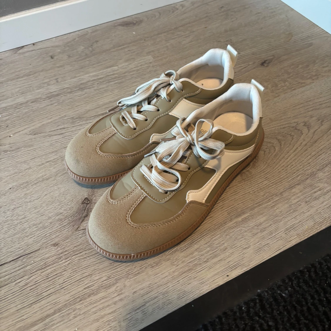 Beige och olivgröna sneakers med vita detaljer