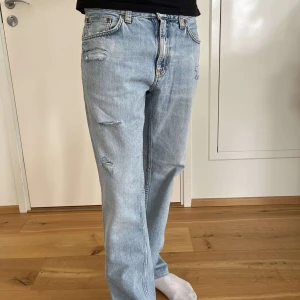 Ljusblå slitna jeans från Circle Jeans - Nu säljer vi ett par stilrena nudie jeans i färgen ljusblå Storlek 31/32 Skick 10/10 Vårt pris 449 kr Modell Gritty Jackson Designade av RetroRejeans. 