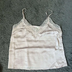 Silkes pyjamas  - Säljer dethär setet pgr av att den var för liten, den är inte använd alls har bara prövat de. Båda delarna är storlek S, ordinarie pris är 250
