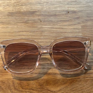 Transparenta fyrkantiga solglasögon - Rosa solglasögon, inga effekter typ aldrig använda.