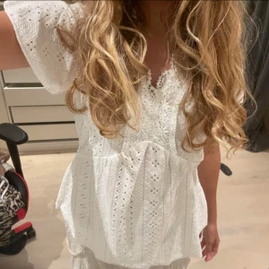 Vit spets topp - En vit spets topp som jag aldrig har använt. Storlek M. Men den är stretchig i materialet så det kan även passa mindre och större. Den är lite genomskinlig men det syns inte mycket alls. 