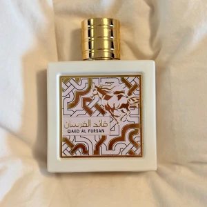Qaed Al Fursan Unlimited från Lattafa - Qaed Al Fursan Unlimited är en elegant parfym från Lattafa med en söt och exotisk doftprofil. Doften kombinerar toner av vanilj, kokos och trä, vilket ger en varm och inbjudande känsla. 100 ml, endast testad.