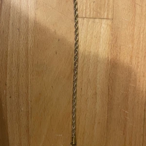 Cordel guldarmband  - Hej säljer ett cordel guldarmband med tvinnad kedja. Perfekt för att lägga till en touch av stil till din outfit.