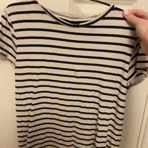 Randig t-shirt - Knappt använd, så jättebra skick 