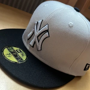 New era NY keps - New era keps, storlek = 7|1/8. 56.8cm.   Oanvänt 