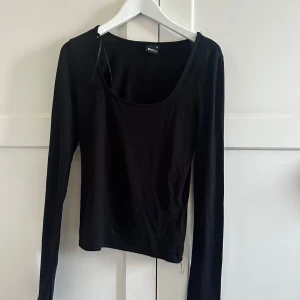 Svart U-ringad topp från Gina - Sparsamt använd