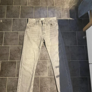 Jeans - Snygga grå jeans från Jack and Jones som är i väldigt fint skick. St på dessa är 29/32! Pris går att diskuteras.