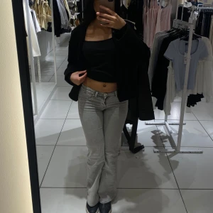 Gråa jeansbyxor - Säljer mina lågmidjade jeans från Hm, som inte säljs längre🤍! De är superfina men måste sälja då de tyvärr inte passar mig längre. Storlek 36!! Pris går även alltid att dissskutera