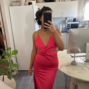 Klänning zara satin cutout  - Klänning hallonröd  Cutout  Storlek s 