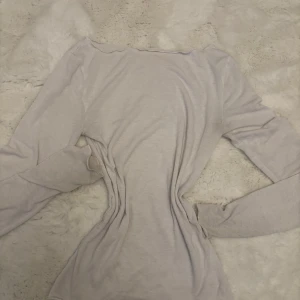 Vit långärmad topp från Intimissimi - Säljer vit tröja från intimissimi. Tröjan är använd och har en tråd på baksidan som man ser på bilden!💞