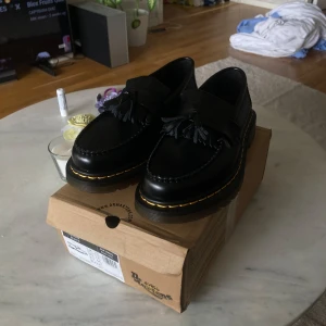 Dr. Martens Loafers (Adrians) - Hej, Säljer ett fina Loafers för ett bra pris, Paret är helt nya och har bara testat. På bilderna ser ni allt som ingår.