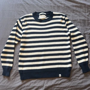 Peregrine tröja - Säljer randig tröja från engelska  kvalitetsmärken Peregrine. Bra skick, nypris strax över 1500kr.