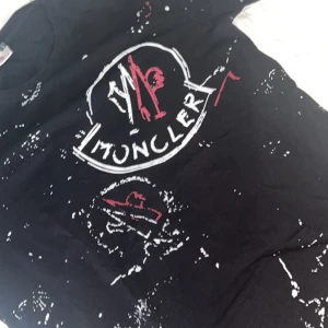 Svart moncler t shirt - Säljer t shirten för den it passar längre