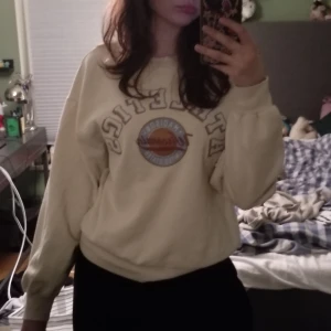 Sweatshirt från Gina Tricot med tryck - Säljer en beige sweatshirt från Gina Tricot. Mysig tröja och perfekt för en avslappnad stil. Hör av dig vid frågor <3 