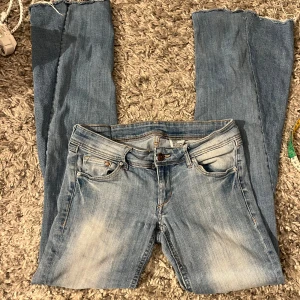 Ljusblå jeans med råa benslut - Säljer ett bra jättefina lågmidjade och utsydda jeans från hm. Super fin wash men tyvärr har de blivit för små. Midjemått: 36cm Innebenslängd:76cm Hör gärna av er vid frågor :) 