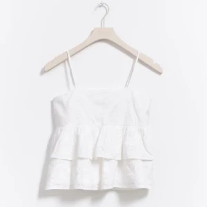 Volang blus från Gina tricot  - Superfin blus från Ginatricot Young med volanger. Storlek 146/152, endast använd en gång.